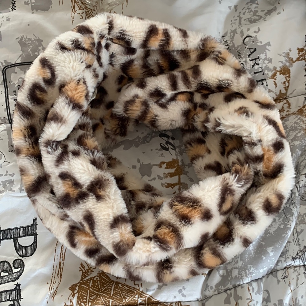 Leopard print snood